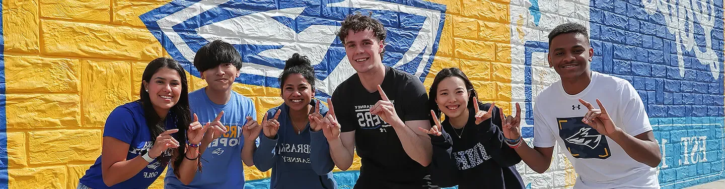 International 学生 throwing the Lopes 